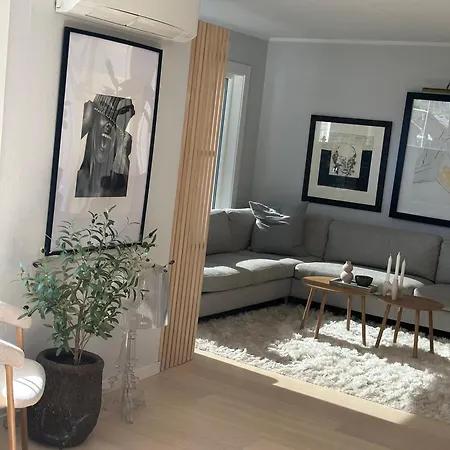 Stort Hus Med Utsikt, Hage Og Veranda Nyaraló *